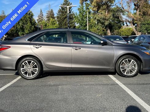 Used 2017 Toyota Camry SE image 3