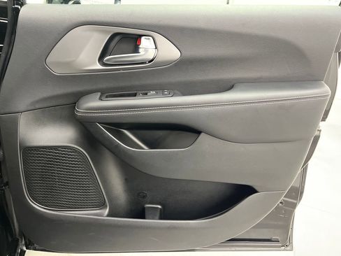 Used 2025 Chrysler Pacifica Select FWD image 31