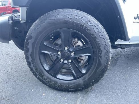 Used 2023 Jeep Wrangler Altitude image 33