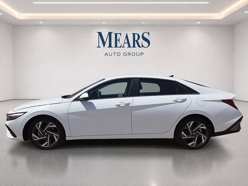 Used 2025 Hyundai Elantra Limited FWD image 2