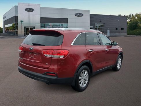 Used 2017 Kia Sorento LX w/ LX Convenience Package image 11