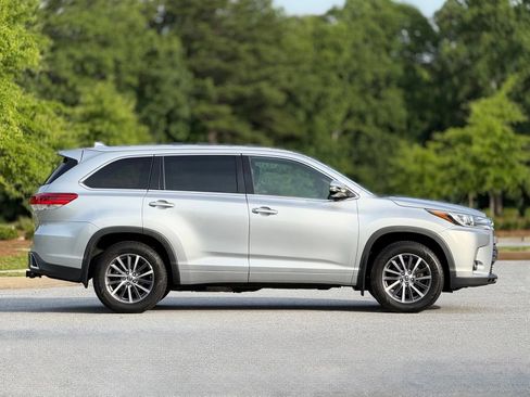 Used 2018 Toyota Highlander XLE AWD/4WD image 12