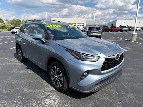 Used 2022 Toyota Highlander XLE AWD/4WD image 8