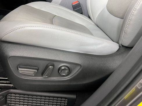 Used 2023 Toyota Sienna Limited image 24