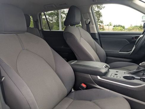 Used 2025 Toyota Highlander LE FWD image 36