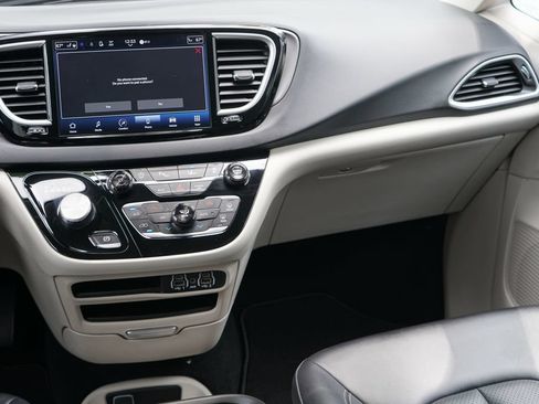 Used 2024 Chrysler Pacifica Touring-L FWD image 24