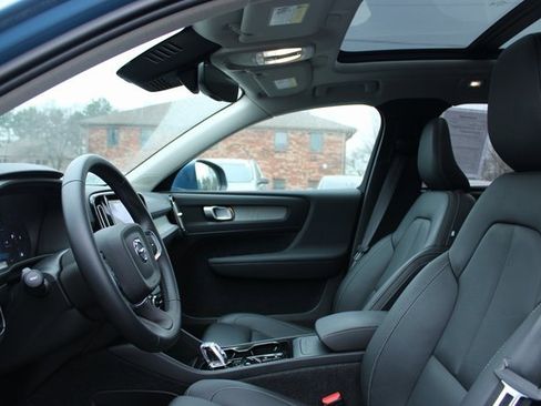 Used 2025 Volvo XC40 B5 Plus image 13