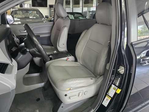 Used 2015 Toyota Sienna LE FWD image 10