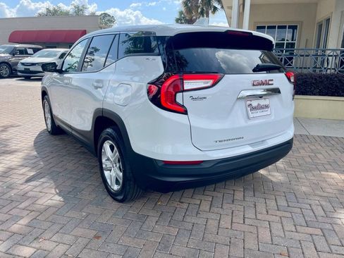 Used 2024 GMC Terrain SLE FWD image 3
