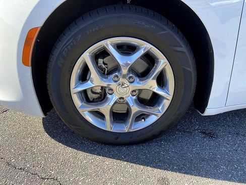 Used 2018 Chrysler Pacifica Limited image 8