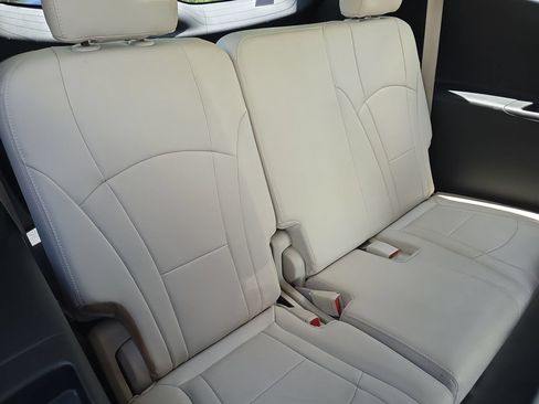 Used 2022 Buick Enclave Essence FWD image 18
