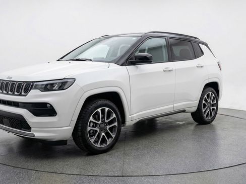 Used 2025 Jeep Compass Trailhawk w/ Trailer Tow Group AWD/4WD image 3