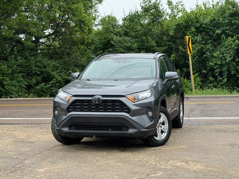 Used 2020 Toyota RAV4 XLE w/ Convenience Package FWD image 1