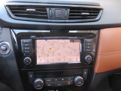 Used 2018 Nissan Rogue SL w/ Premium Package image 17