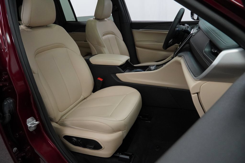 Certified 2025 Jeep Grand Cherokee Limited AWD/4WD image 43