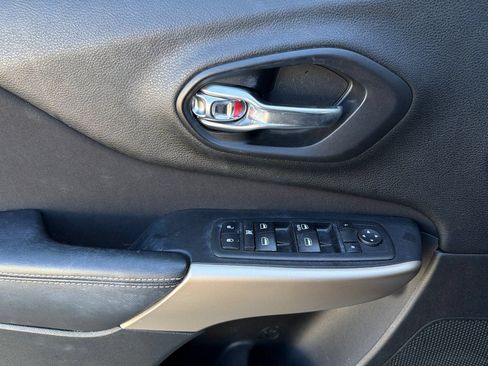 Used 2018 Jeep Cherokee Latitude FWD image 13