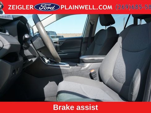 Used 2021 Toyota RAV4 XLE FWD image 5