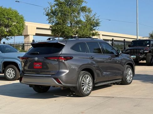 Used 2024 Toyota Highlander Platinum FWD image 4