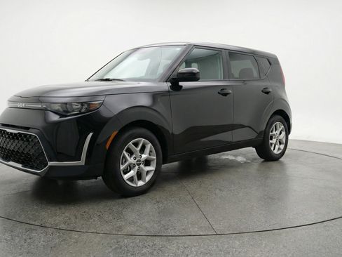 Used 2025 Kia Soul LX w/ LX Technology Package FWD image 3