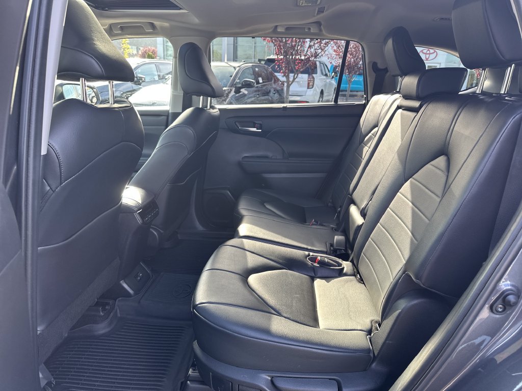 Used 2023 Toyota Highlander XLE AWD/4WD image 14