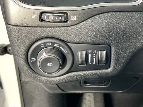 Used 2022 Jeep Cherokee Trailhawk image 10