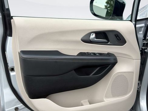 Used 2024 Chrysler Pacifica Touring-L FWD image 13