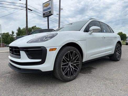 Used 2023 Porsche Macan AWD/4WD image 2