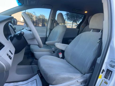 Used 2013 Toyota Sienna L image 8