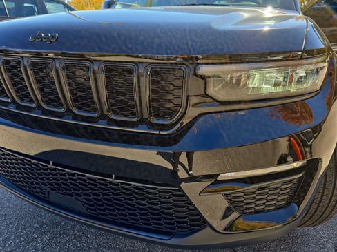 New 2025 Jeep Grand Cherokee Limited w/ Black Appearance Package RWD image 33