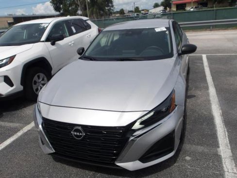 Used 2024 Nissan Altima 2.5 SV image 2