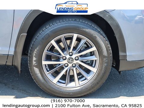 Used 2019 Toyota Highlander XLE w/ Carpet Mat Package (TMS) image 9