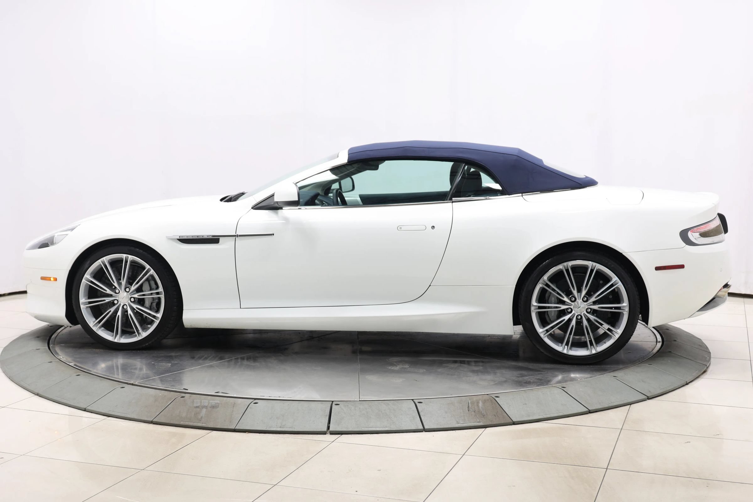 Used 2012 Aston Martin Virage Volante RWD image 98