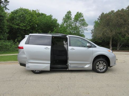 Used 2020 Toyota Sienna XLE w/ XLE Navigation Package FWD image 15