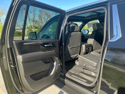 New 2026 Chevrolet Suburban Premier w/ Sun And Tow Package AWD/4WD image 16