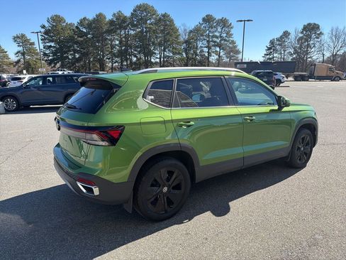 Used 2025 Volkswagen Taos SE w/ Black Wheel Package image 8