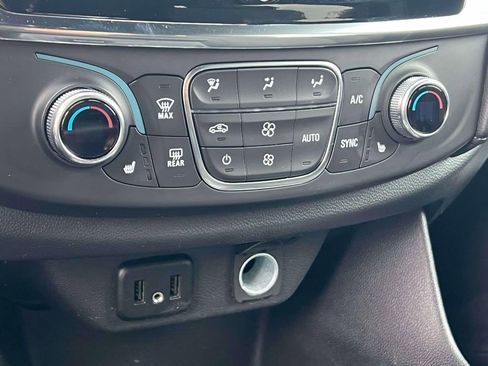 Used 2023 Chevrolet Traverse LT image 32