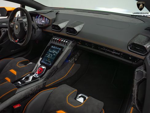 Used 2020 Lamborghini Huracan EVO image 25
