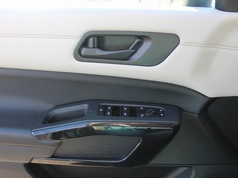 Used 2023 Nissan Pathfinder SV image 34