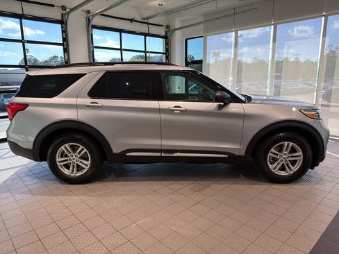 Used 2022 Ford Explorer XLT image 6