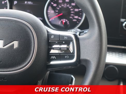 Used 2023 Kia Carnival LX FWD image 14