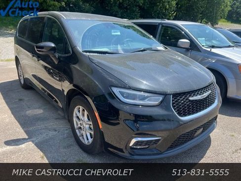 Used 2025 Chrysler Pacifica Select FWD image 2