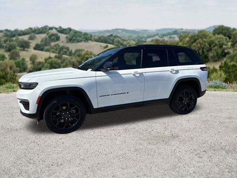 Used 2025 Jeep Grand Cherokee Limited AWD/4WD image 4