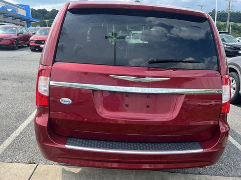 Used 2016 Chrysler Town & Country Touring w/ Driver Convenience Group FWD image 4