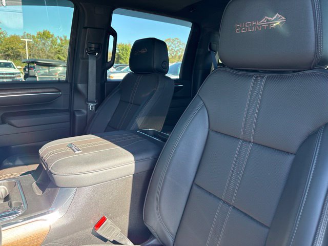 Used 2024 Chevrolet Silverado 2500 High Country w/ High Country Premium Package AWD/4WD image 39