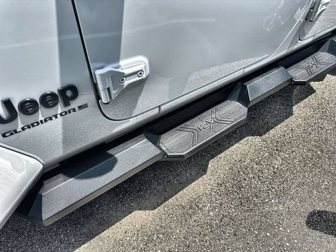 Used 2025 Jeep Gladiator Sport AWD/4WD image 6