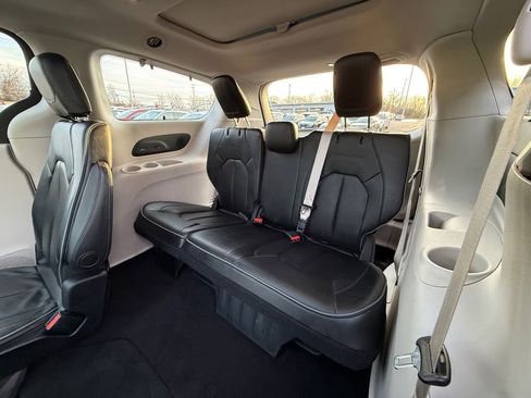 Used 2018 Chrysler Pacifica Limited w/ Advanced Safetytec Group image 24