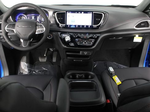 New 2027 Chrysler Pacifica Select FWD image 9