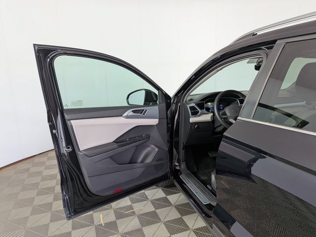 Used 2025 Volkswagen Taos SE AWD/4WD image 12
