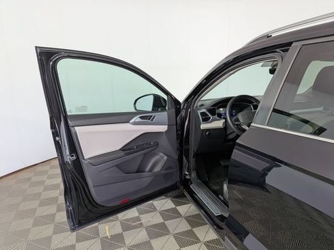 Used 2025 Volkswagen Taos SE AWD/4WD image 12