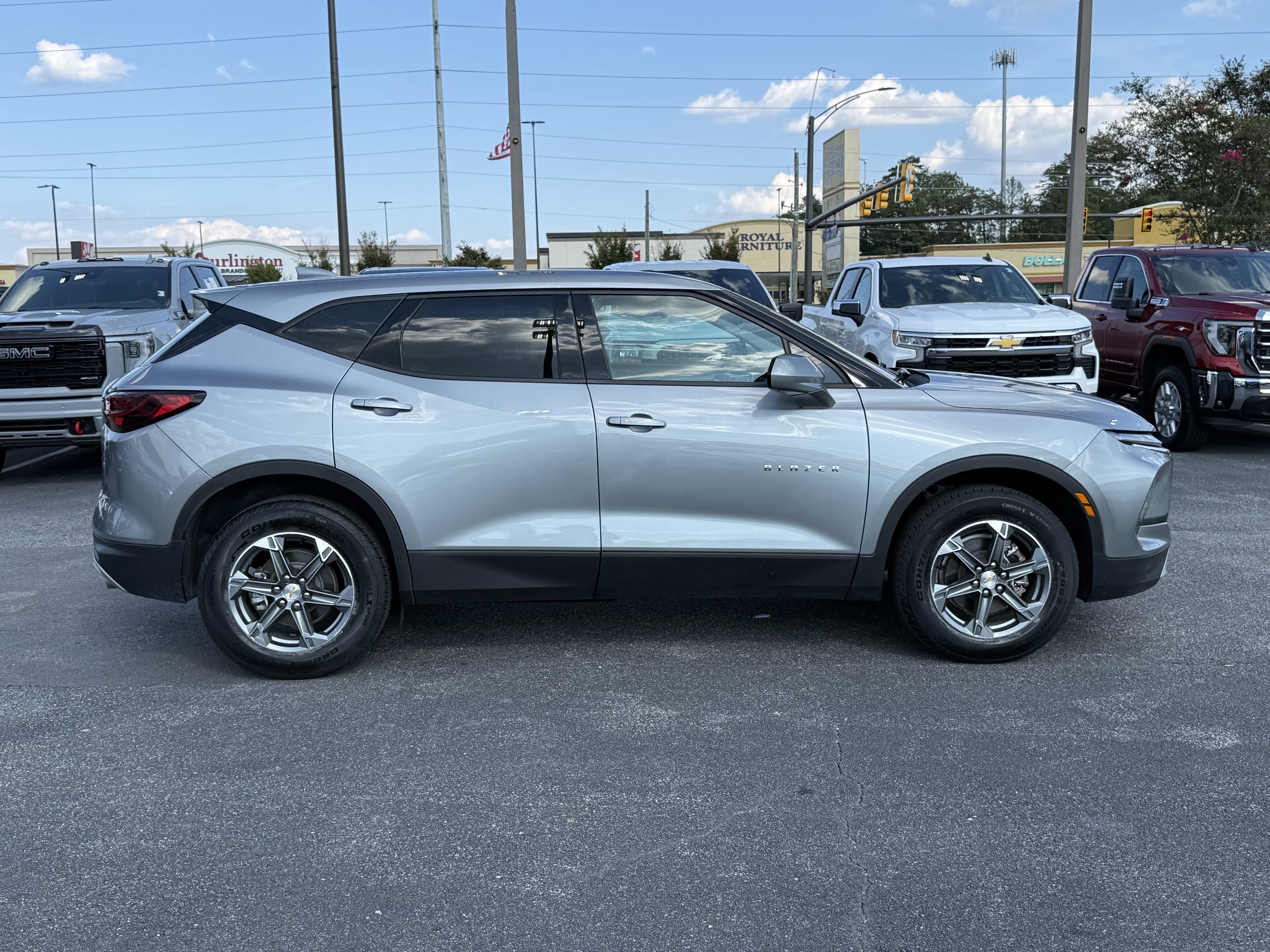 Used 2025 Chevrolet Blazer LT FWD image 11